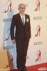 组图：秦岚不受失恋影响面色红润 穿抹胸秀美腿