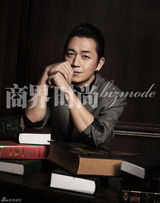 组图：潘粤明成熟写真微笑依旧