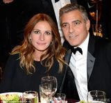 组图：乔治-克鲁尼贴面朱莉娅-罗伯茨热聊 当众献吻