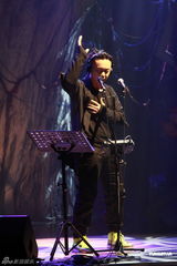 高清组图：陈奕迅香港开唱 靠唱功长裤T恤也疯狂