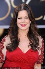 组图：马西娅-盖伊-哈登化身红色美人鱼亮相