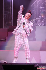 组图：陈奕迅台北火热开唱 台上大玩变装秀