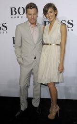 幻灯图集：杰西卡-阿尔芭白裙秀女人味 和伊万同台