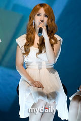 组图：韩国组合献唱《M倒计时》 Kara夺冠泣不成声