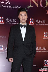 组图：东华三院慈善晚会 何超云陈法蓉性感亮相