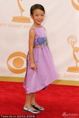 组图：《摩登家庭》童星笑容纯真缺牙可爱