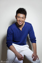 组图：型男雷雷全新写真气质忧郁