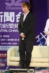 组图：刘若英白衬衫清新亮相 阿信优雅帅气