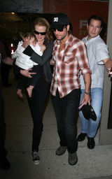 高清图：妮可一家悉尼贺新年 怀抱爱女机场现身