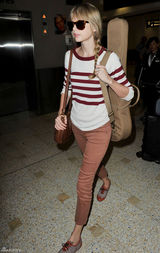 高清组图：泰勒-斯威夫特街拍条纹上衣搭九分裤