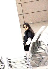 组图：全智贤抵沪拍新片 潮味十足无人识星颜