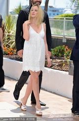 高清图：《被爱的人》发布 露德温与导演贴身暧昧