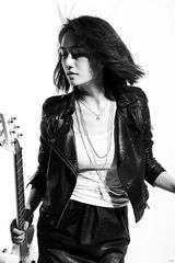 组图：刘芸劲酷朋克写真 变身摇滚女冷峻性感