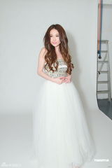 组图：温碧霞拍专辑封面 白色纱裙大秀性感美腿