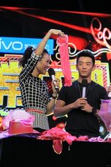 组图：章子怡郑恺登“快本” 粉红变装非常搞怪