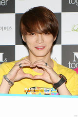 组图：金在中鹅黄T恤亮相 皮肤白皙面容精致