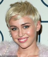 组图：麦莉格莱美派对清新风 收敛性感变俏皮