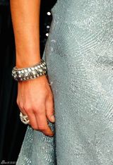 高清组图：劳拉-斯宾塞银色压花礼服尽显熟女味