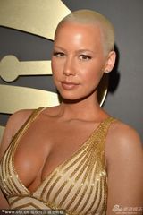 组图：56届格莱美红毯 泰勒透视麦当娜反串绅士