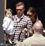 组图：贝克汉姆携可爱女儿为爱妻维多利亚庆生