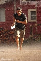 组图：《暮光4上》登杂志封面 两主角水中相拥