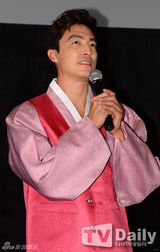 组图：丹尼尔海尼等穿韩服亮相韩片《SPY》活动