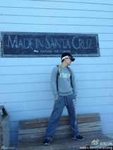 组图：李小璐贾乃亮携女美国度假 奢华房车曝光