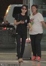 组图：马苏素颜黑面现身 疑仍未走出分手阴影