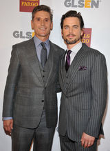 组图：“孔雀”波莫与男友结婚 两爸三娃超萌