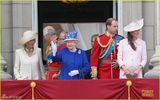 组图：女王携皇室亮相阅兵 凯特王妃大肚优雅