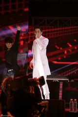 高清组图：韩团神话14周年纪念演唱会盛况空前