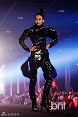 组图：韩歌手HAHA嘻哈献唱发型秀活动