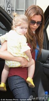 组图：贝嫂清凉装抱女出街 小七穿黄裙捂脸卖萌