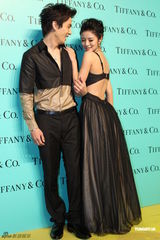 组图：安以轩秀美背李承铉护花 吴佩慈李小璐拼美胸