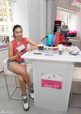 组图：麦当娜女儿罗德丝代言 热裤背心亮相