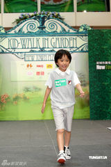 幻灯图：童星钟绍图演绎春夏新装 与万宁妹妹踏天桥