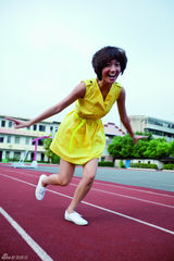 组图：朱丹重走青春 变身学生妹朝气袭人