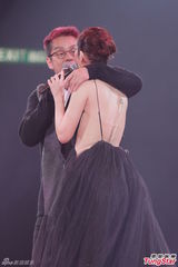 组图：关淑怡香港开唱 谭咏麟草蜢激情助阵