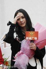 组图：阿娇佛山举办签唱会 千名粉丝挤爆现场