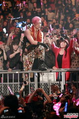 组图：罗志祥香港开唱 谭咏麟相挺当和事佬