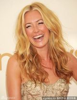 组图：艾美奖红毯 卡特-迪莉金丝长裙花枝乱颤 