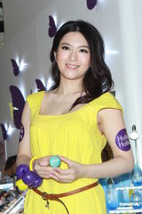 组图：茍芸慧闪亮黄裙出席活动 被批粤语仍不济