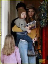 组图：奥兰多一家圣诞节串门儿 米兰达抱儿子靓丽现身