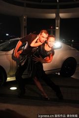 组图：郑融与外籍型男热舞 裙底频频走光