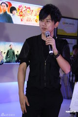 组图：张杰现身上海电视节 为红色剧演唱主题曲