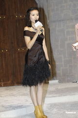 组图：董洁小露香肩走秀捞金 获赠水晶鞋将远赴丹麦