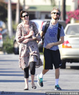 组图：海瑟薇印花长裙亮相 与老公嬉笑打闹