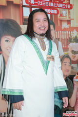 组图：黄宗泽澄清绯闻证单身 与岑丽香拍亲热戏