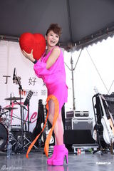 组图：丁当签唱会目睹男男热吻 称很想谈恋爱