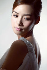 组图：陈怡最新写真曝光 着白纱裙大玩光影魅惑